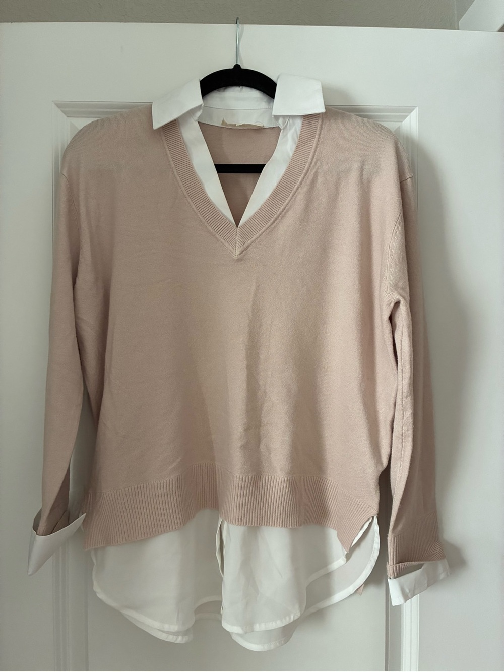 Like new La Vila Milano pink & white collared sweater with white collar and cuff